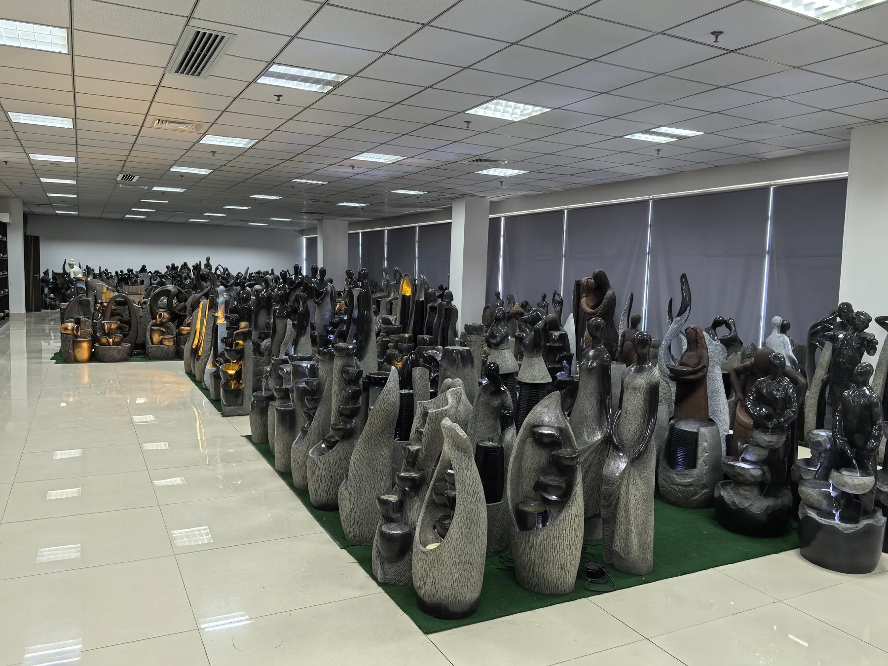 LONRICH showroom with a large selection of floor-standing water fountains